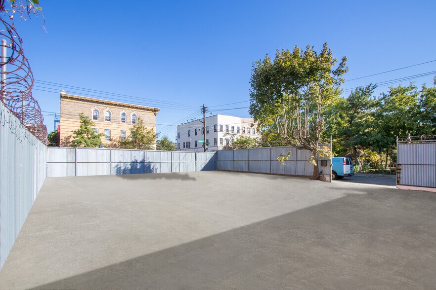 674 Glenmore Ave, Brooklyn, NY for sale - Building Photo - Image 1 of 1