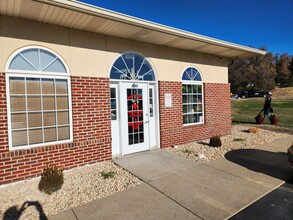 800 Admiral Weinel Blvd, Columbia, IL for lease Building Photo- Image 1 of 3