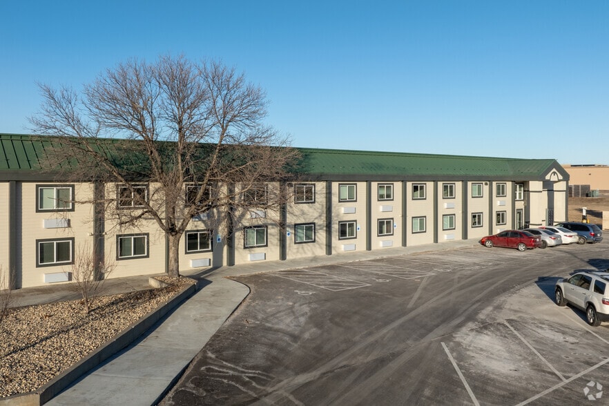 1525 W Havens Ave, Mitchell, SD for lease - Building Photo - Image 2 of 36