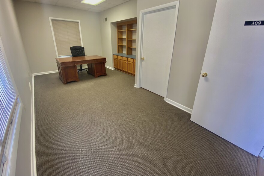 924 Colonial Ave, York, PA for lease - Interior Photo - Image 3 of 8