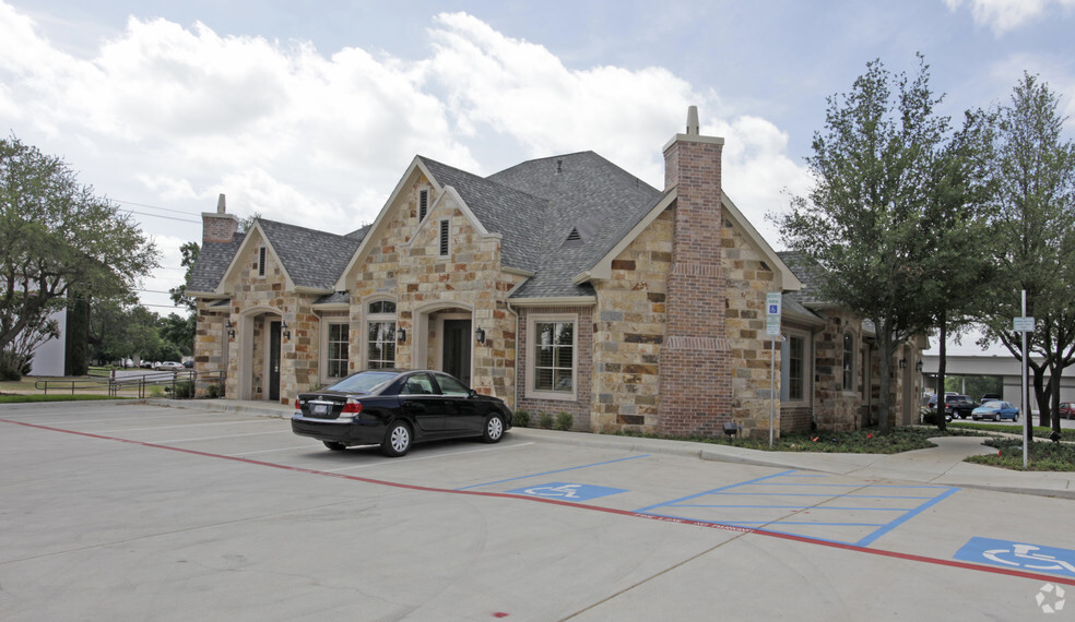 1809-1813 Hinkle Dr, Denton, TX for lease - Building Photo - Image 3 of 12