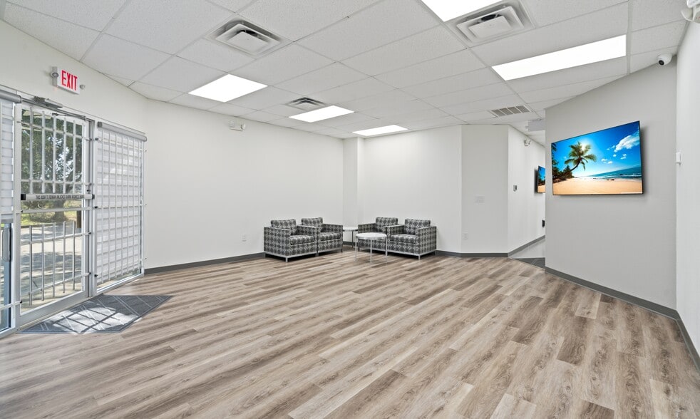 3664 Walnut Bend Ln, Houston, TX for lease - Building Photo - Image 3 of 13