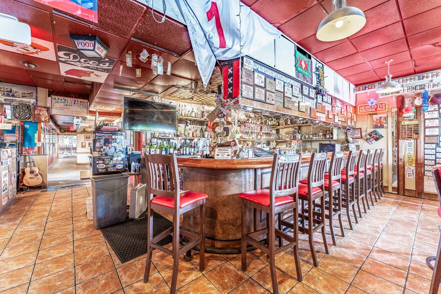 Doe's Eat Place portfolio of 2 properties for sale on LoopNet.com - Building Photo - Image 3 of 22