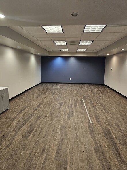 1251 Eastport Centre Dr, Valparaiso, IN for lease - Building Photo - Image 3 of 11