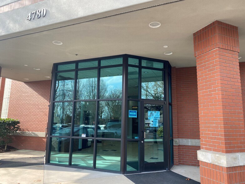 4780 Village Plaza Loop, Eugene, OR for lease - Building Photo - Image 3 of 8
