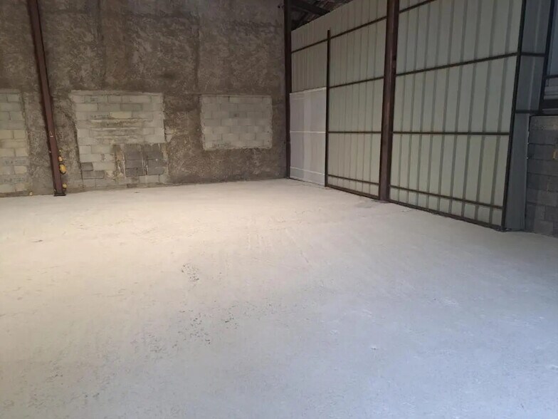 Flex in LE PLAN-DE-GRASSE for lease - Interior Photo - Image 3 of 4