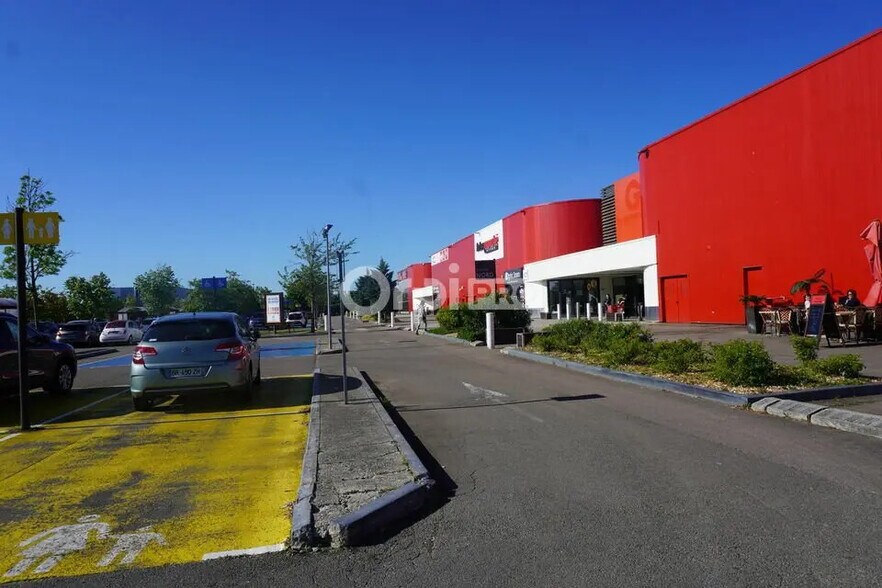 Retail in Fontaine-lès-Dijon for lease - Building Photo - Image 1 of 6