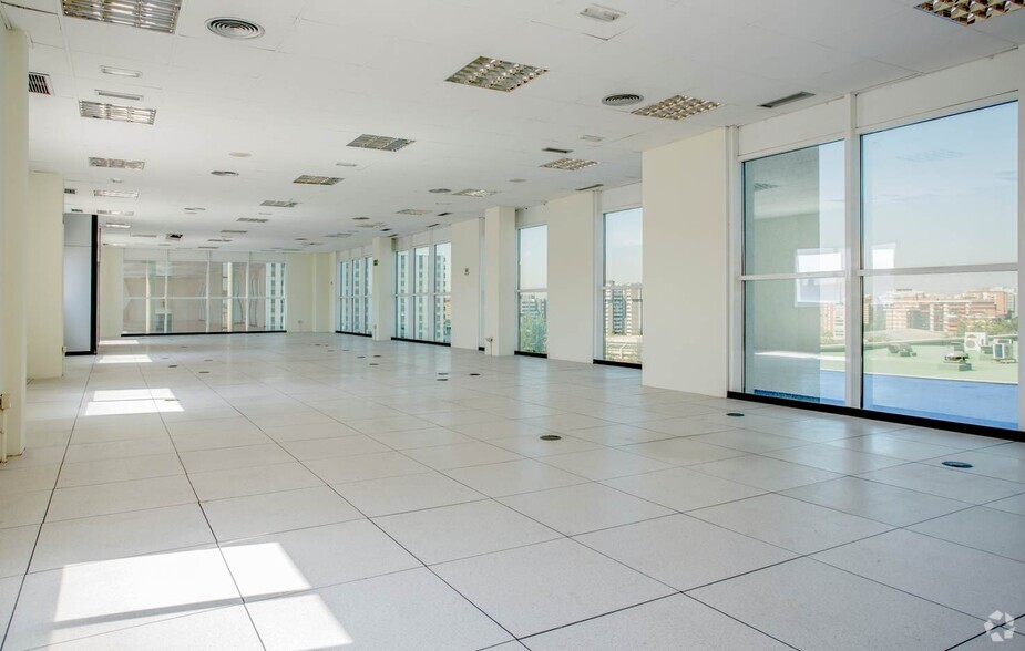 Office in Madrid, MAD for sale - Building Photo - Image 2 of 6