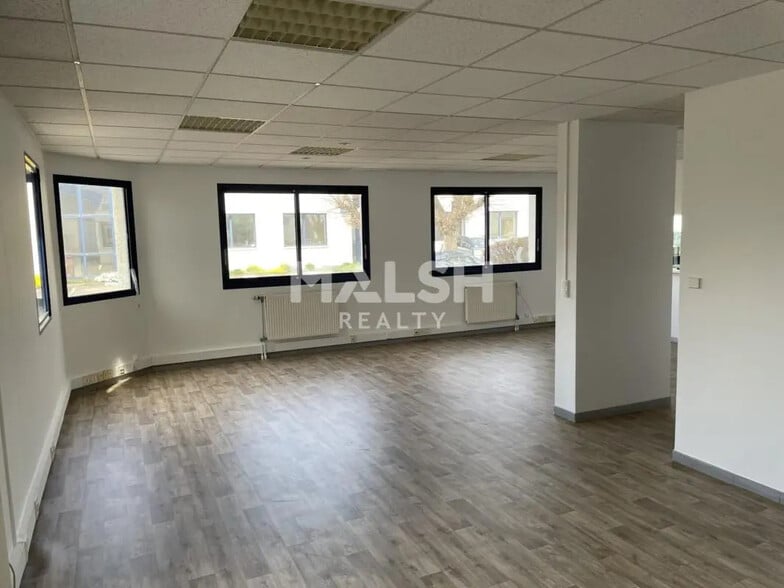 Office in Saint-Genis-Laval for lease - Interior Photo - Image 3 of 13