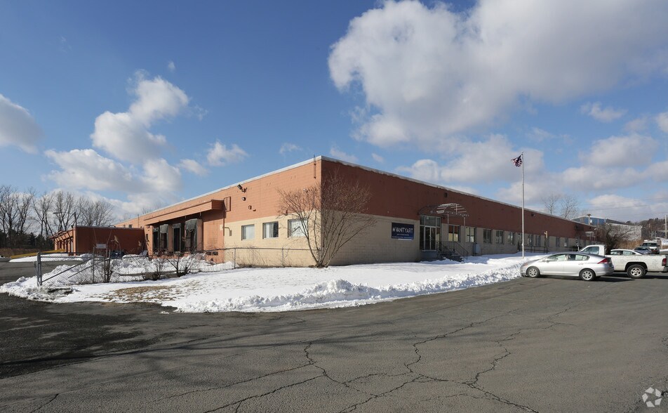 21 Simmons Ln, Menands, NY for sale - Primary Photo - Image 1 of 1