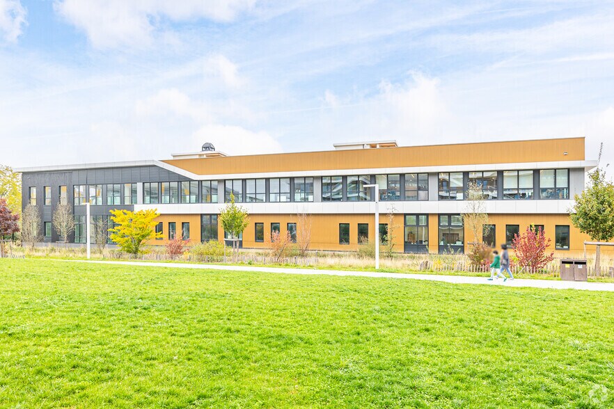 Flex in Nanterre for lease - Building Photo - Image 2 of 3