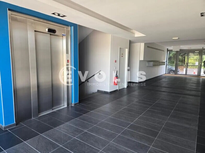 Office in Orsay for lease - Lobby - Image 2 of 9