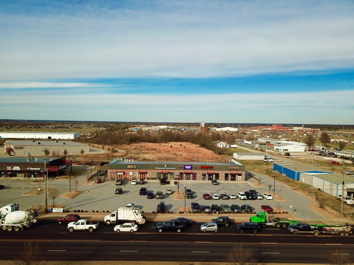 1032 E Henri De Tonti Blvd, Tontitown, AR 72770