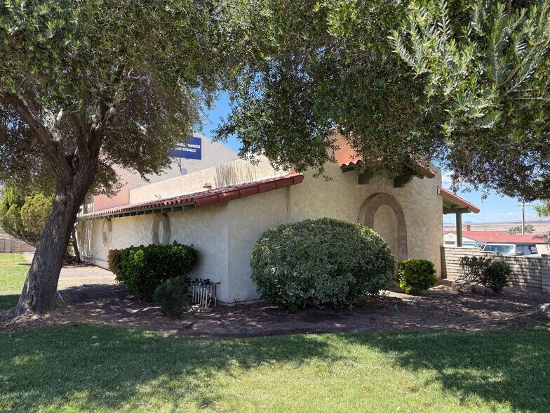 520-536 Barstow Rd, Barstow, CA for lease - Building Photo - Image 3 of 3