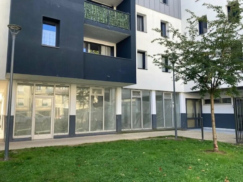 Retail in Trappes for lease - Building Photo - Image 1 of 9