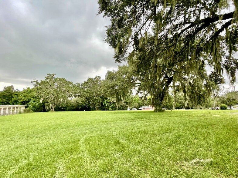 2409 Montclair Rd, Leesburg, FL for sale - Primary Photo - Image 1 of 6