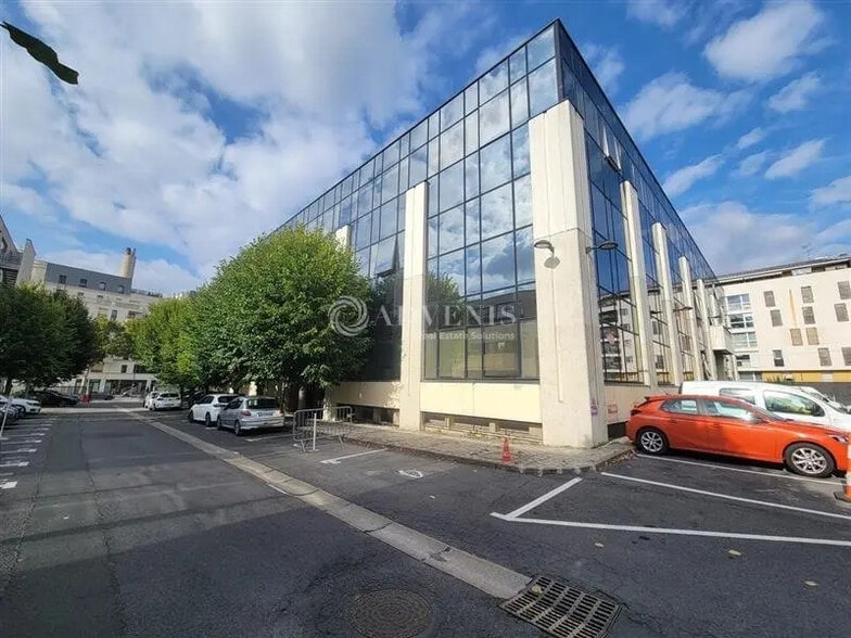Office in Saint-Ouen-sur-Seine for lease - Building Photo - Image 1 of 5