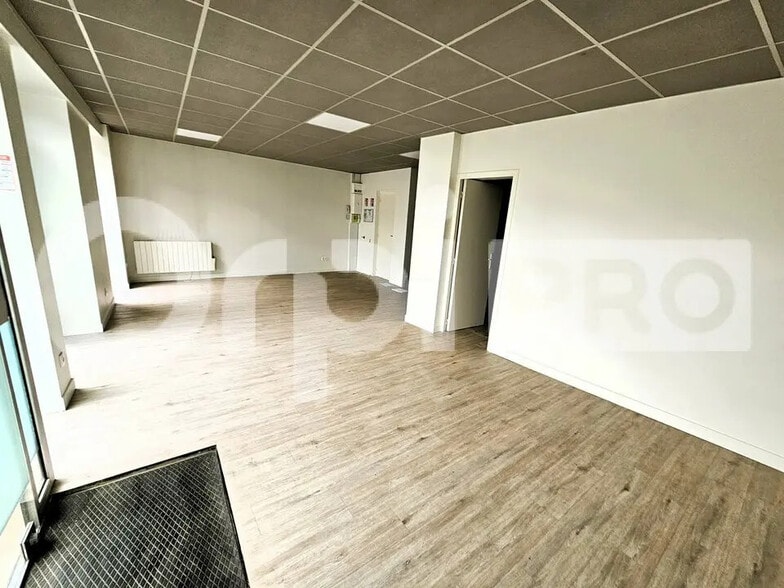 Retail in Soissons for lease - Building Photo - Image 2 of 8