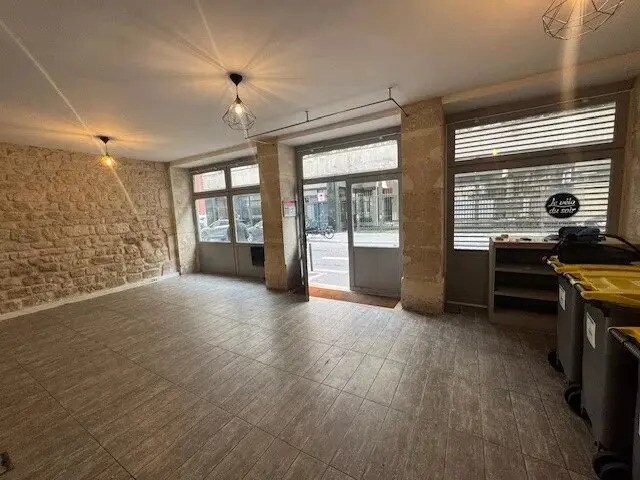 Retail in Paris for lease Interior Photo- Image 1 of 6