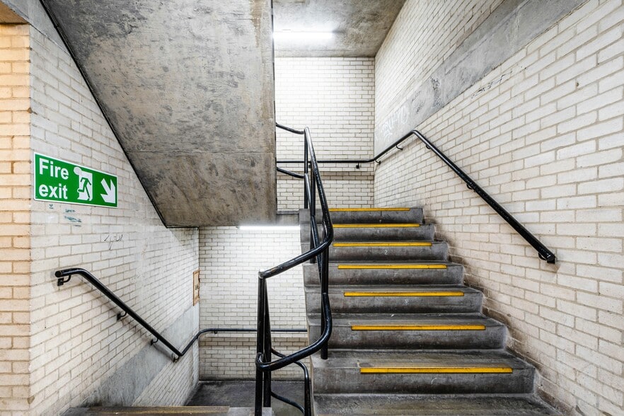 8 Andrews Rd, London for lease - Interior Photo - Image 3 of 8