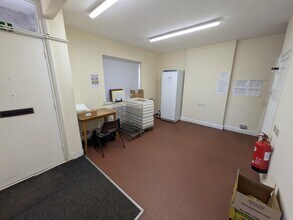 143 Worplesdon Rd, Guildford for lease Interior Photo- Image 2 of 3