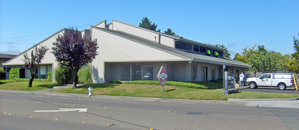 2425 Cleveland Ave, Santa Rosa, CA for lease - Building Photo - Image 1 of 7