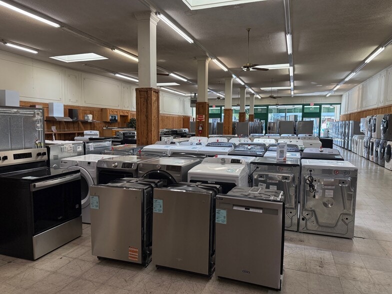 122 W 7th St, Hanford, CA for sale - Interior Photo - Image 2 of 12