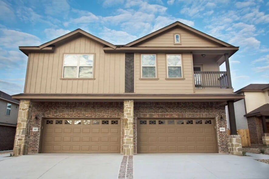 136 Lakeview Ct, Kyle, TX for sale - Interior Photo - Image 1 of 17