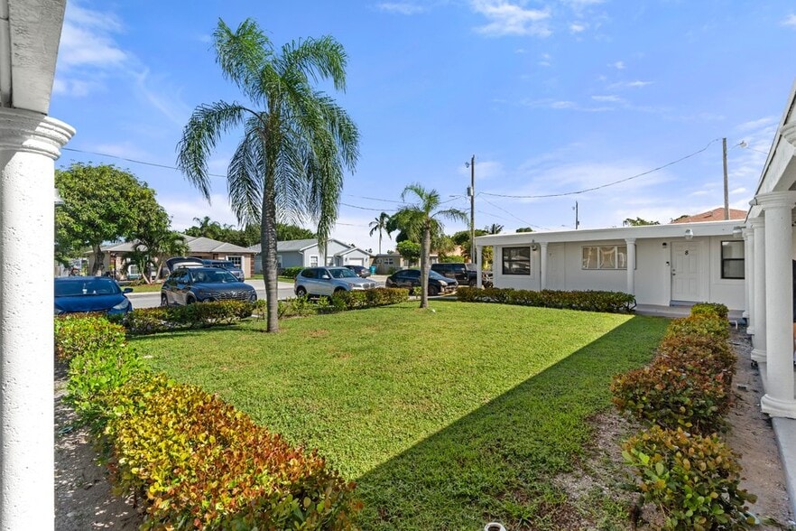 320 NE 13th Ave, Boynton Beach, FL for sale - Building Photo - Image 2 of 17