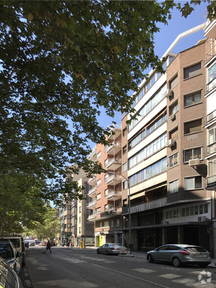 Calle Infanta Mercedes, Madrid, Madrid for sale - Building Photo - Image 2 of 2