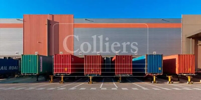 Office in Saint-Martin-de-Crau for lease Construction Photo- Image 1 of 4