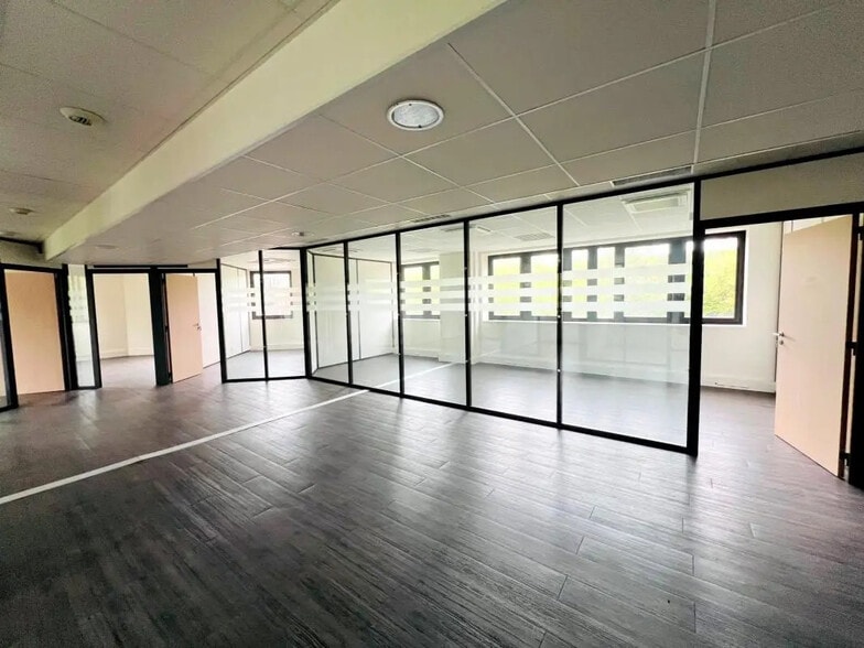 Office in Montigny-le-Bretonneux for lease - Interior Photo - Image 3 of 32