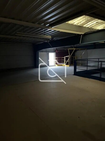 Industrial in Magny-les-Hameaux for sale - Interior Photo - Image 3 of 8