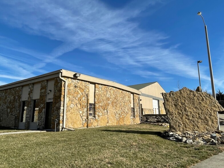 19605 E 40 Hwy, Independence, MO for lease - Building Photo - Image 2 of 51