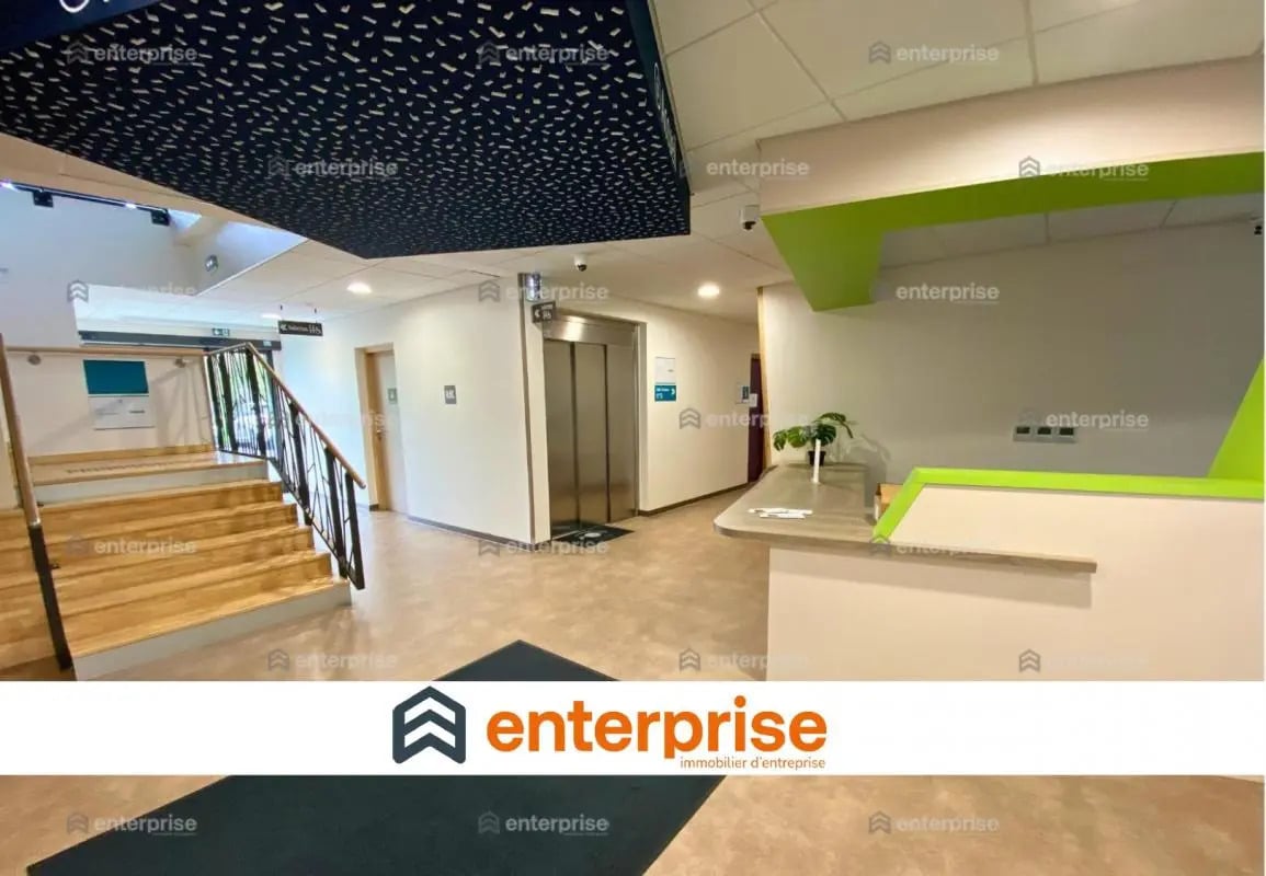 Office in Chamant for lease Lobby- Image 1 of 7