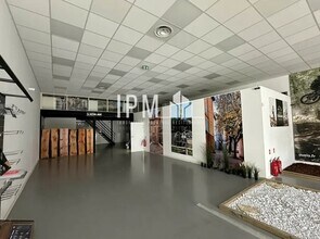 Retail in Aix-en-Provence for lease Interior Photo- Image 2 of 5