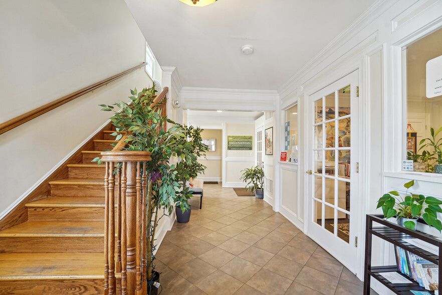 414 Centre St, Nutley, NJ for sale - Interior Photo - Image 2 of 30