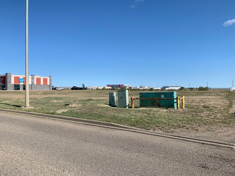 2950 Box Springs Blvd NW, Medicine Hat, AB for sale - Building Photo - Image 2 of 5