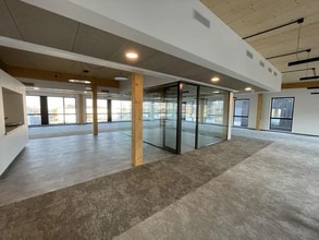 97 Rue Martha Desrumaux, Nanterre for lease Interior Photo- Image 1 of 4