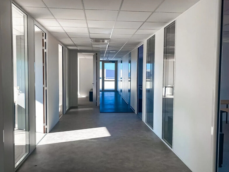 16 Chemin Du Tronchon, Dardilly for lease - Building Photo - Image 3 of 32