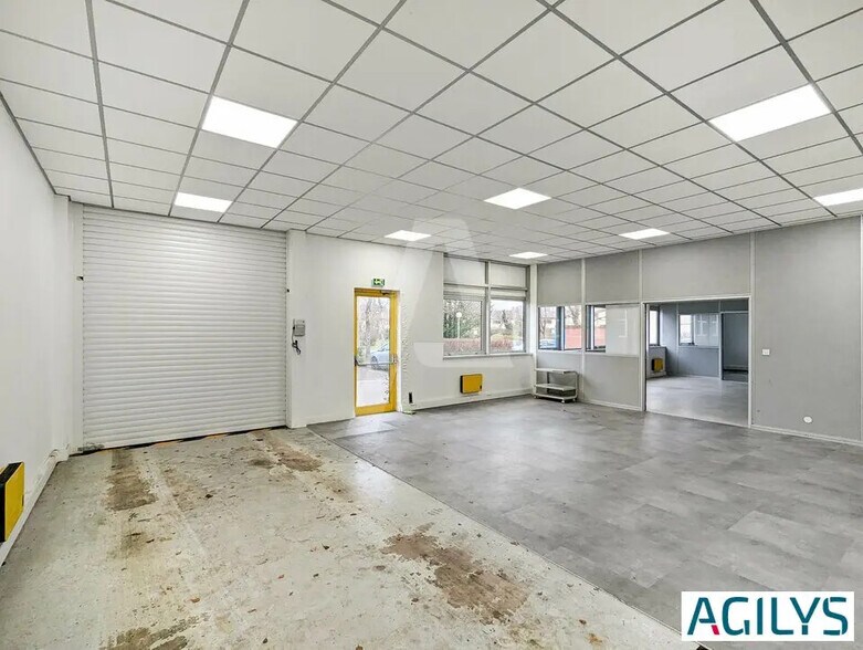 Flex in Les Ulis for lease - Building Photo - Image 2 of 13