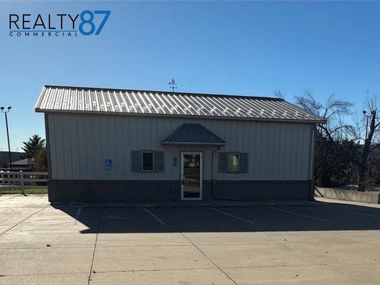 1210 N Center Point Rd, Hiawatha, IA for sale - Primary Photo - Image 1 of 12