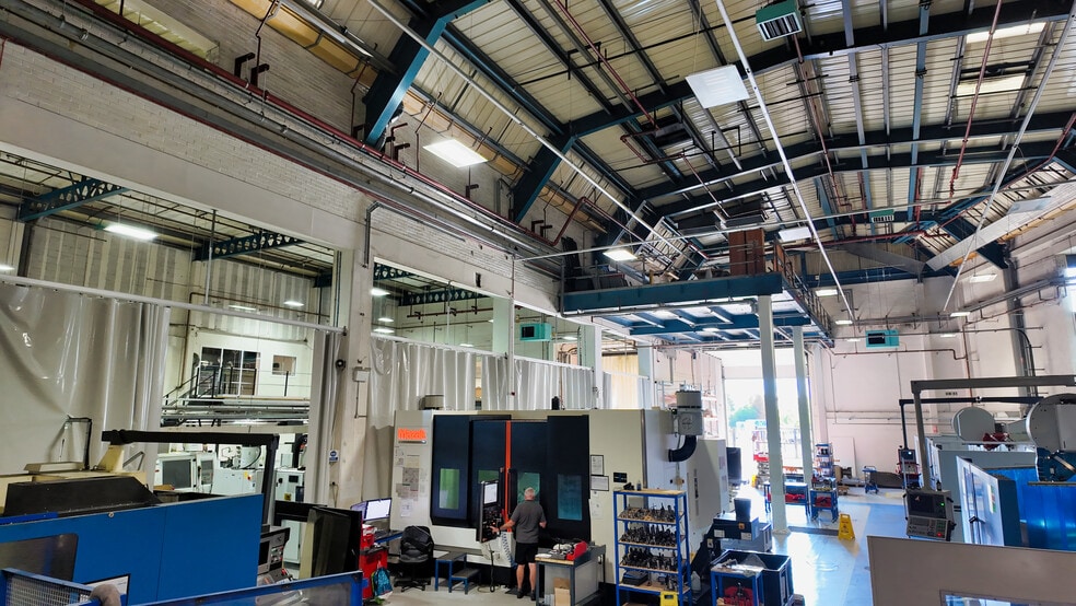 Units F & H Staverton Technology Park portfolio of 2 properties for sale on LoopNet.com - Interior Photo - Image 3 of 7