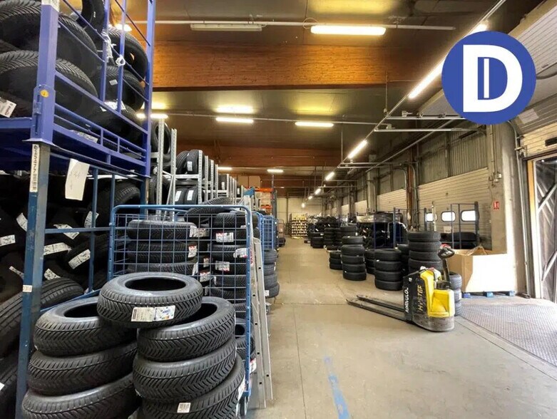 Flex in Metz for lease - Interior Photo - Image 2 of 7