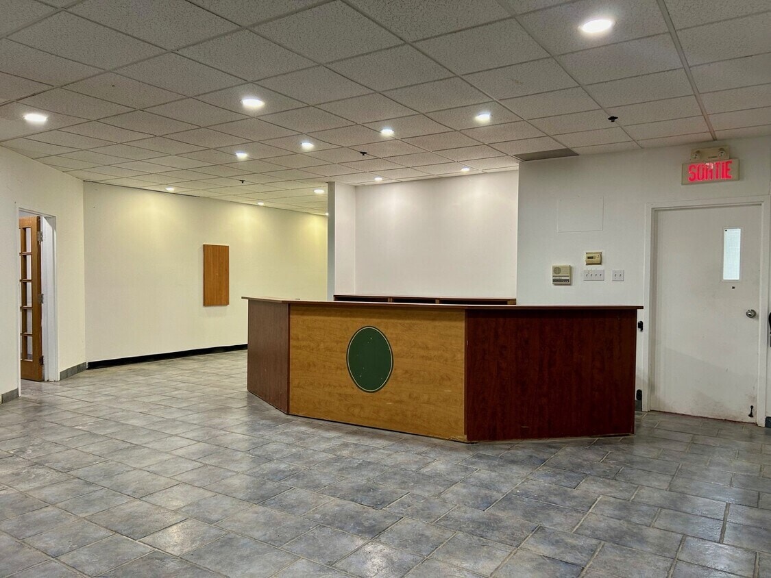 7314 Av Mountain Sights, Montréal, QC for lease Interior Photo- Image 1 of 7