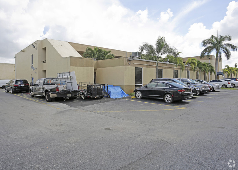 5052-5094 NW 74th Ave, Miami, FL for lease - Primary Photo - Image 1 of 7