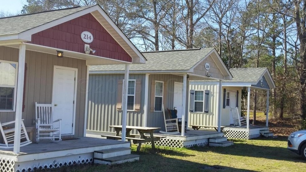 180 Moonlight Lake Dr, Grantsboro, NC 28529