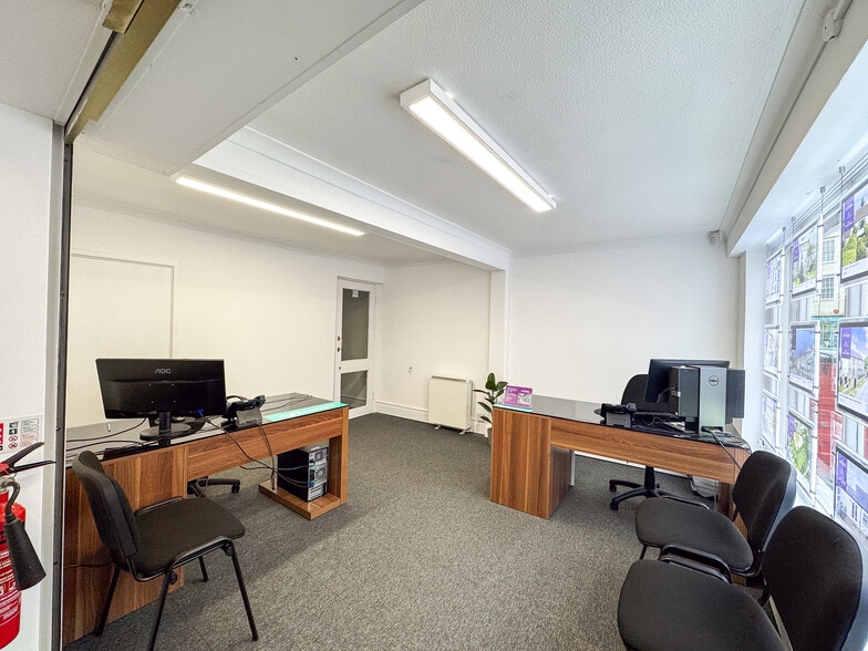 19 Victoria Sq, Truro for sale - Interior Photo - Image 2 of 9