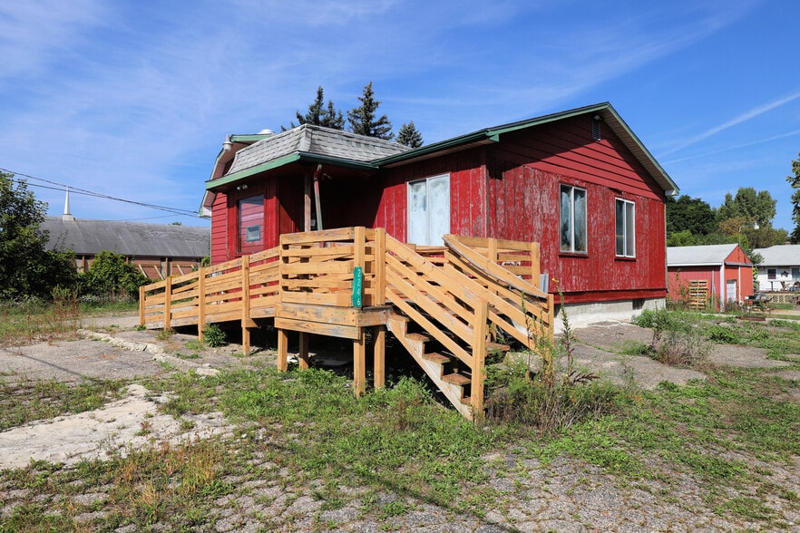 2246 W Coldwater Rd, Flint, MI for sale - Building Photo - Image 3 of 9