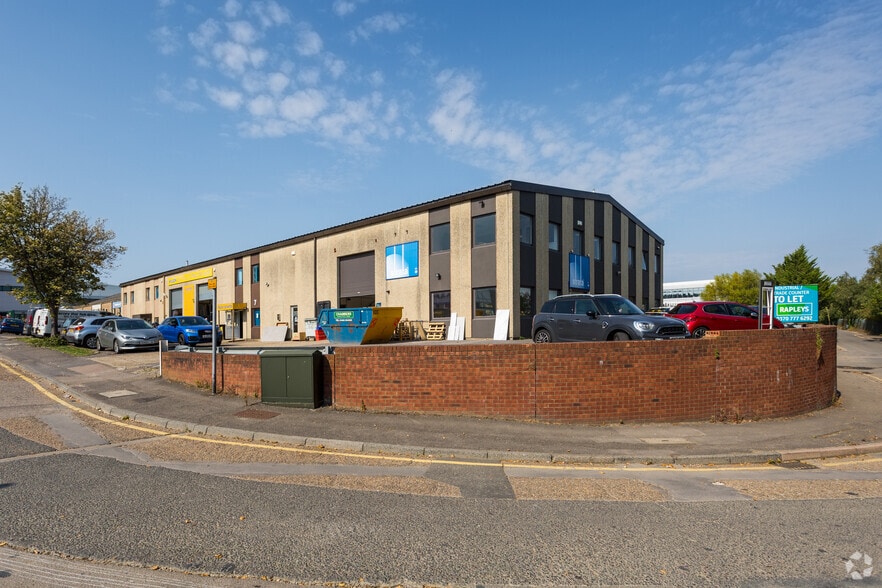 6-8 Midleton Industrial Estate, Guildford for sale - Primary Photo - Image 1 of 1